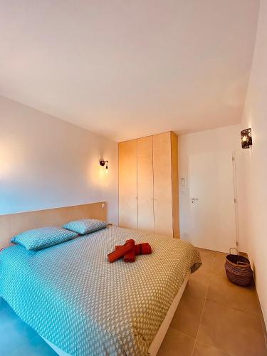 une chambre avec un lit avec deux oreillers rouges dans l'établissement Poggio Raseddu, à Monacia-dʼAullène