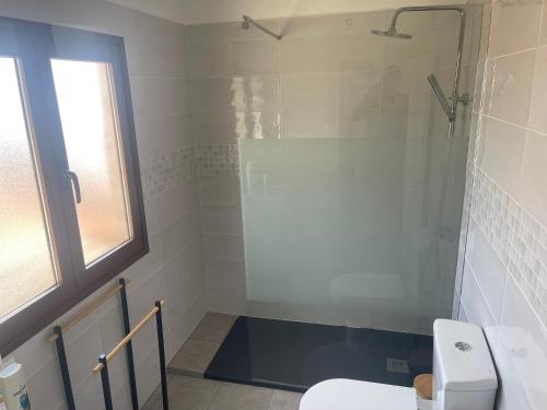 een badkamer met een douche en een toilet bij Casa Tía Blanca in Valverde