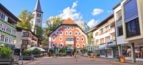 una calle en una ciudad con edificios y una iglesia en Maria Alm - komfortables Apartment Gipfelglück en Saalfelden am Steinernen Meer