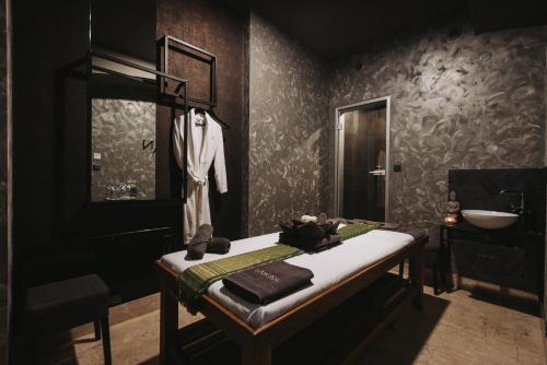 uma sala de vestir com um manequim no espelho em Barceló Brno Palace em Brno