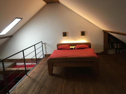 ein Schlafzimmer mit einem Bett im Dachgeschoss in der Unterkunft Holubník statečných žen králových in Luže