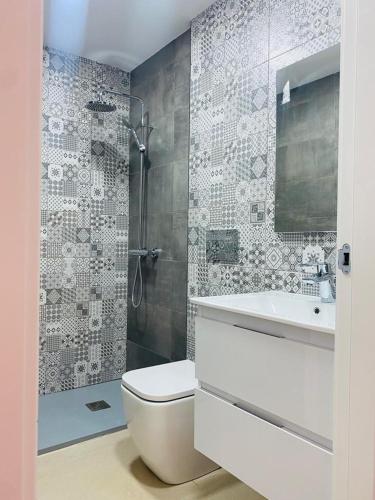 a bathroom with a toilet and a sink and a shower at Apartahotel Puerto Blue in Puerto de Mazarrón