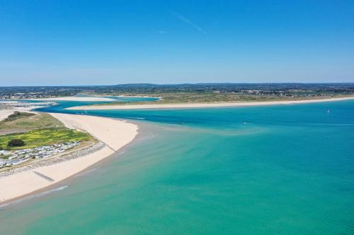 une vue aérienne d'une plage et de l'océan dans l'établissement Villa bord de mer pour 10 personnes, à Portbail