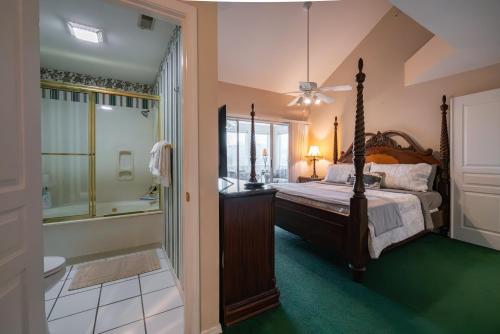 Ένα μπάνιο στο 3 BR with Loft - Golf Course View - Near THE STRIP - FREE TICKETS INCLUDED - FW9-6