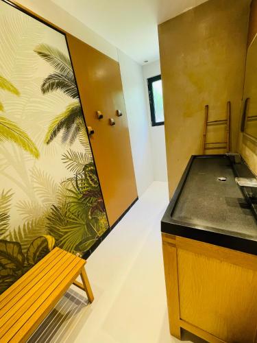 une pièce avec un bureau, un banc et une porte dans l'établissement Villa Dune & Océan, à Labenne