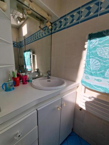 une salle de bain avec un lavabo et un miroir dans l'établissement Maison les sables d'olonne, à Les Sables-dʼOlonne