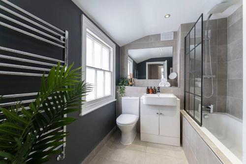 Et badeværelse på Stunning 4 Bedroom Home in Montpellier