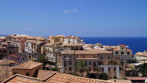 a group of houses on a hill next to the ocean at B&B Il Vicolo Di Pizzo in Pizzo