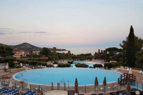 Cap Esterel en famille - 2pièces vue mer jardin piscine clim parking inclus