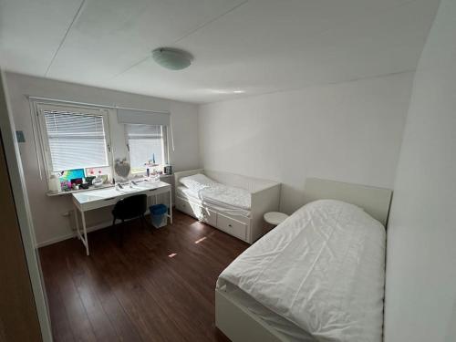 赫爾辛堡的住宿－Radhus i Ramlösa, Helsingborg，一间卧室配有一张桌子、一张床、一张桌子和一张床