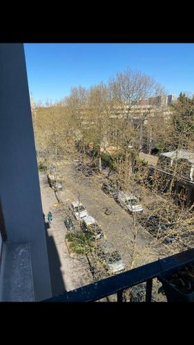 - une vue sur un parking avec des voitures garées dans l'établissement Room private, à Paris