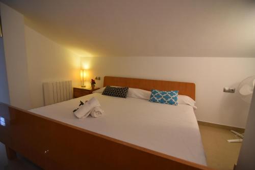 ロザスにあるRNET Apartments Roses Duplex Granadaのベッドルーム1室(大型ベッド1台、タオル付)
