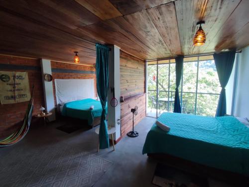 1 dormitorio con 2 camas y hamaca. en Casa Pistacho en Santa Marta