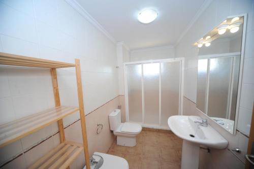 ペニスコラにあるVillas Las Norias Orangecostaの白いバスルーム(トイレ、シンク付)