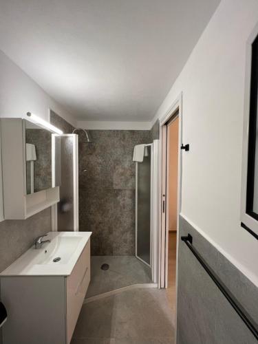 bagno con lavandino bianco e doccia di Villafranca settantuno Apartments a Palermo