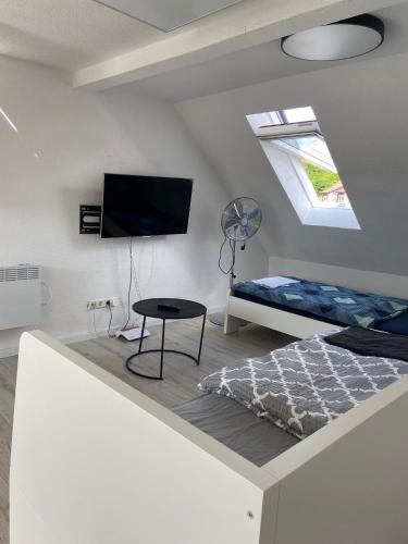 Televisyen dan/atau pusat hiburan di Angenehme Rooftop Suite in Unterheinriet