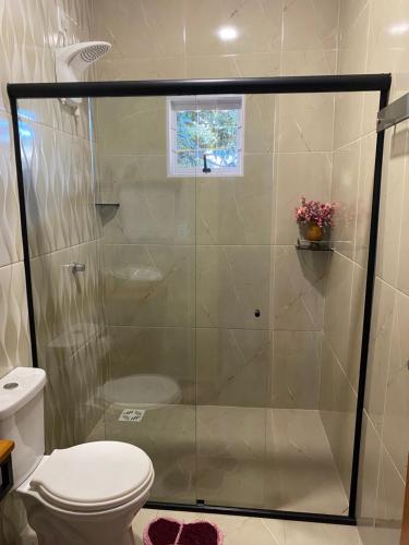a shower stall in a bathroom with a toilet at Refúgio do Tucano in Alto Paraíso de Goiás