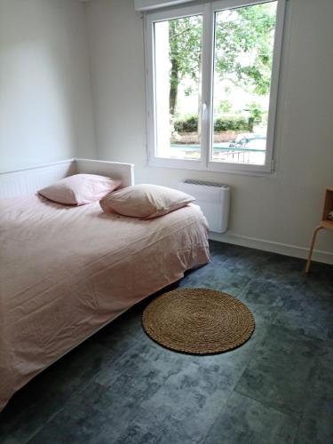 une chambre avec un lit et une fenêtre dans l'établissement Maison près des bois, à Joué-lès-Tours