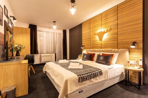 a hotel room with a bed and a desk at Complex Vazrozhdentsi in Tryavna