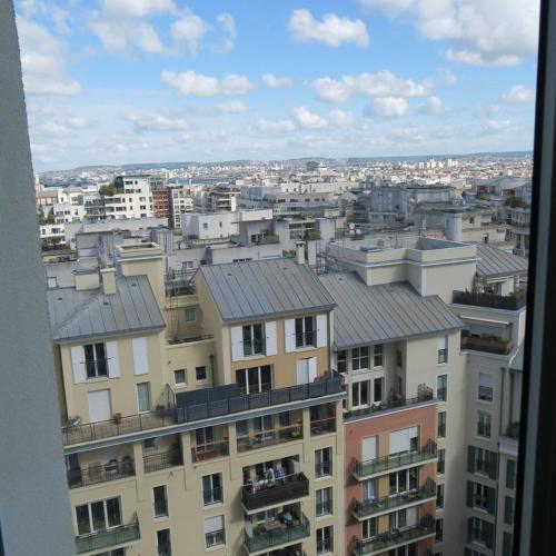 une vue d'une ville depuis un bâtiment dans l'établissement Paris La Défense à 15min Champs Elysées - 140m2 avec terrasse 31m2 au dernier étage, à Courbevoie