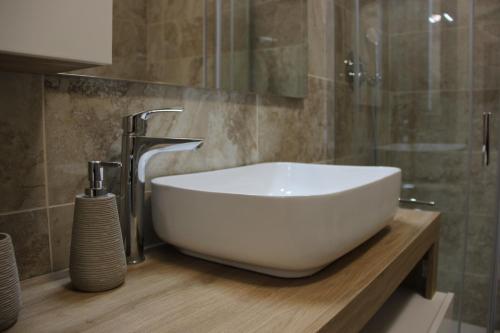 un bagno con un lavandino bianco e una doccia di Felix Grado a Grado-Pineta