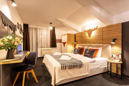 Habitación de hotel con cama y escritorio en Complex Vazrozhdentsi, en Tryavna