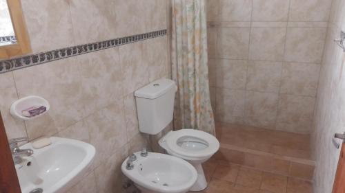 bagno con servizi igienici e lavandino di Rincón Colombiano a Yerba Buena