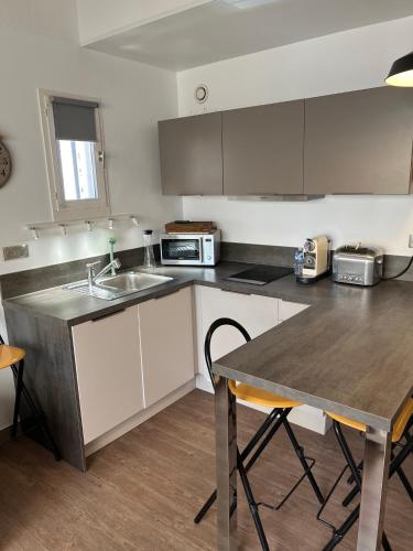 Η κουζίνα ή μικρή κουζίνα στο Bel appartement - 2 chambres- bord de plage- vue mer-climatisé