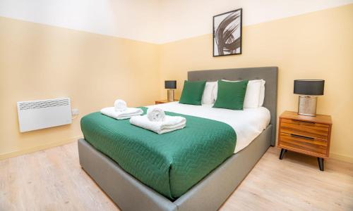 1 dormitorio con 1 cama con toallas en Modern 1 Bed Apartment in Central Newark en Newark upon Trent