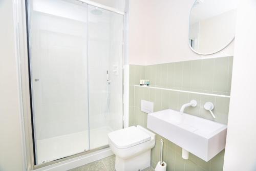 y baño con aseo, lavabo y ducha. en Modern 1 Bed Apartment in Central Newark en Newark upon Trent