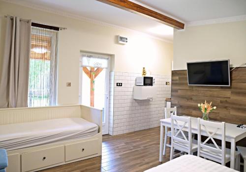 Μια τηλεόραση ή/και κέντρο ψυχαγωγίας στο Makotel Apartmanház