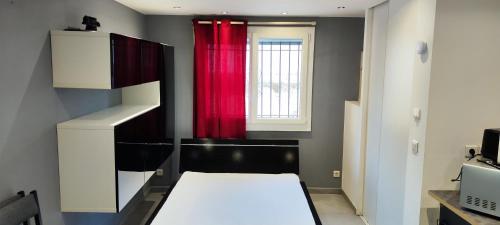 Katil atau katil-katil dalam bilik di NÎMES Studio meublé 27 m²