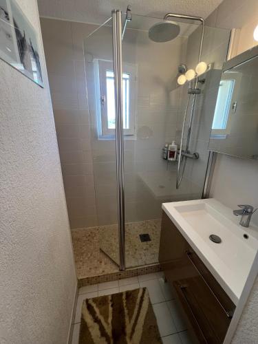 Ένα μπάνιο στο Bel appartement - 2 chambres- bord de plage- vue mer-climatisé