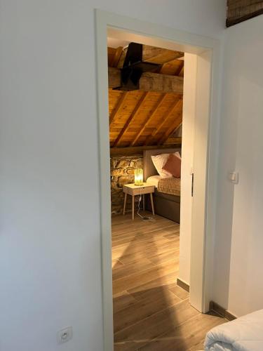 a room with a bed and a room with a ceiling at Au vieux nid, circuit de spa Francorchamps in Stavelot