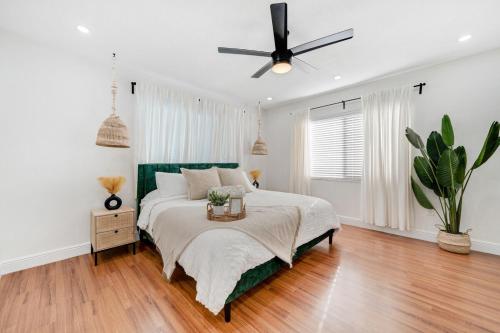 a bedroom with a bed and a ceiling fan at Westchester Garden in Miami