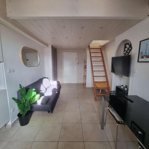 un salon avec un canapé et un escalier dans l'établissement L'étoile du Vercors #Accés Hôpital de La Tronche#, à Grenoble