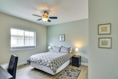 una camera da letto con un letto e un ventilatore a soffitto di Downtown Buena Vista Condo Steps From Everything! a Buena Vista