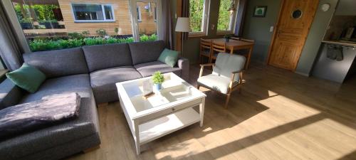 uma sala de estar com um sofá e uma mesa em Drifthof em Glowe