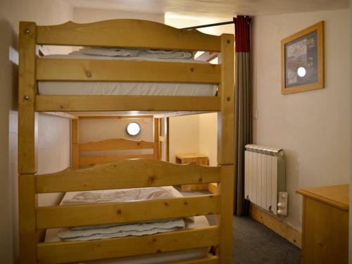 deux ensembles de lits superposés dans une chambre dans l'établissement Appartement duplex 6 pers · Ski aux pieds · Piscine chauffée · Animaux admis - FR-1-181-2805, à La Plagne Tarentaise