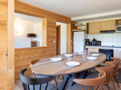 une salle à manger avec une table et des chaises en bois dans l'établissement Bel appartement lumineux 5 pièces avec accès pistes et piscine à Belle Plagne - FR-1-181-2807, à La Plagne Tarentaise