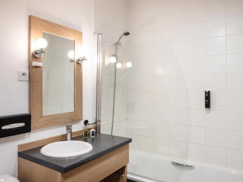 une salle de bain avec un lavabo, un miroir et une baignoire dans l'établissement Bel appartement lumineux 5 pièces avec accès pistes et piscine à Belle Plagne - FR-1-181-2807, à La Plagne Tarentaise