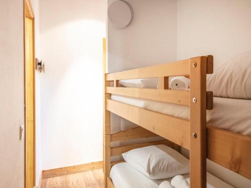 Cette chambre dispose de lits superposés. dans l'établissement Bel appartement lumineux 5 pièces avec accès pistes et piscine à Belle Plagne - FR-1-181-2807, à La Plagne Tarentaise