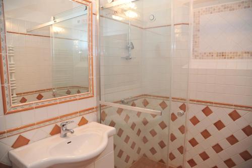 biała łazienka z umywalką i prysznicem w obiekcie Domaine la Garenne w mieście Saint-Marc-Jaumegarde