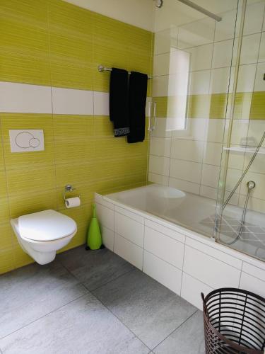 a bathroom with a tub and a toilet and a sink at Hotel Ristorante della posta , cama in Cama