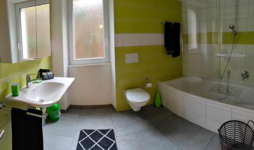 a bathroom with a sink and a tub and a toilet at Hotel Ristorante della posta , cama in Cama