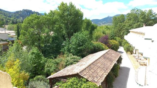 an overhead view of a garden with a roof at Hôtel Sous l'Olivier in Buis-les-Baronnies
