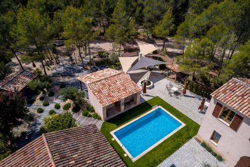 une vue aérienne d'une maison avec piscine dans l'établissement Domaine la Garenne, à Saint-Marc-Jaumegarde