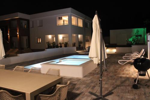 Holiday House emjalemi