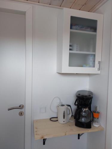 encimera de cocina con cafetera en un estante en Venos rooms 2, en Hirtshals