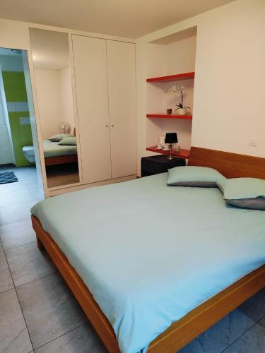 a bedroom with a large bed and a mirror at Hotel Ristorante della posta , cama in Cama